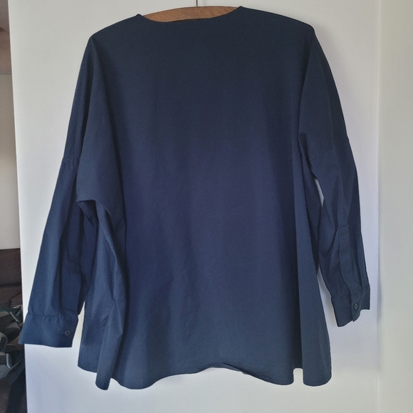 Kit & Ace Stretch Shirting V-neck blouse - Picture 6 of 10